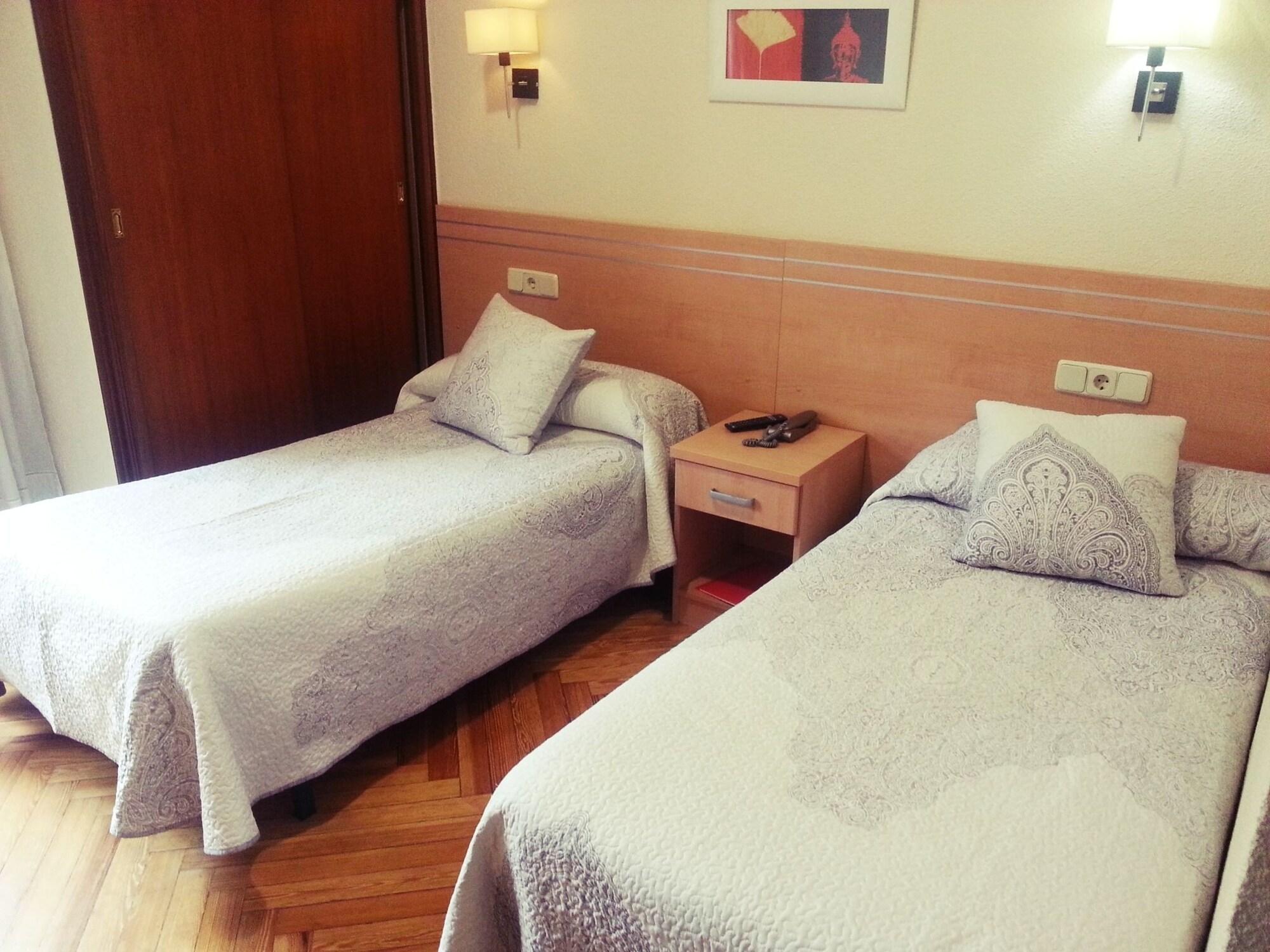 Hostal Avenida Мадрид Екстер'єр фото