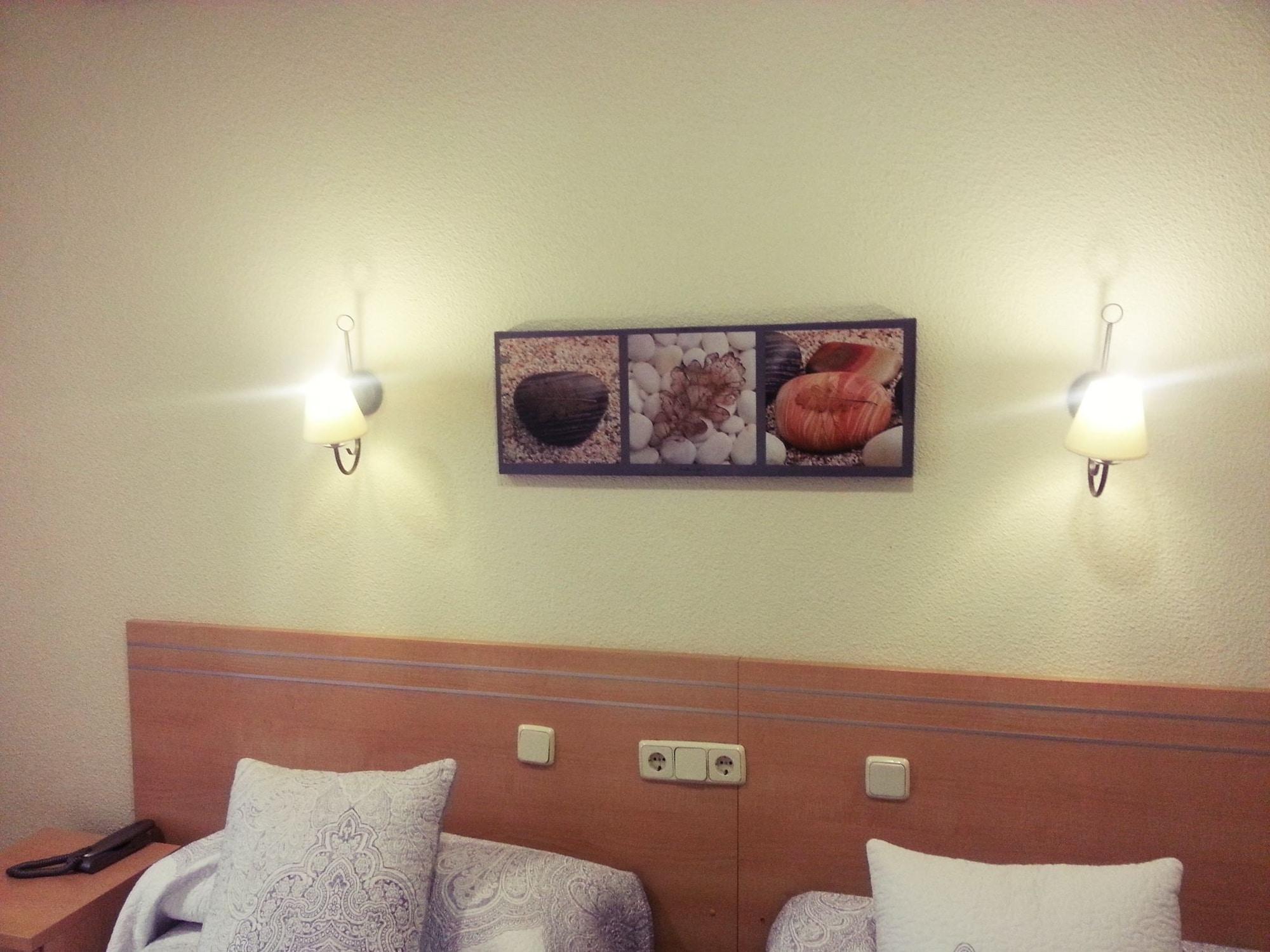 Hostal Avenida Мадрид Екстер'єр фото
