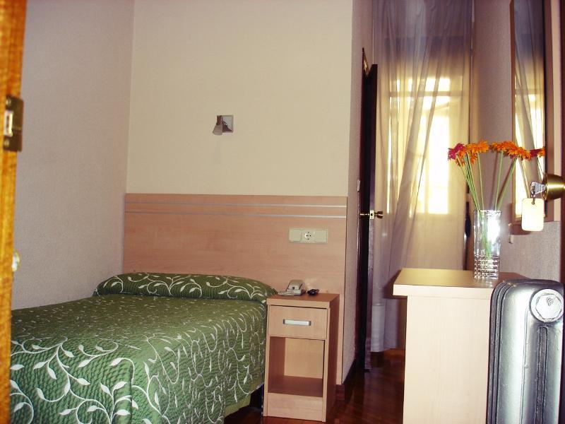 Hostal Avenida Мадрид Екстер'єр фото